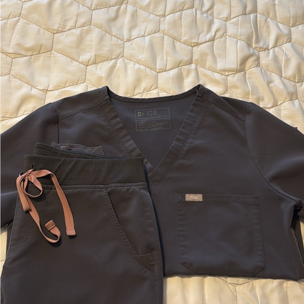 Figs Graphite Scrub Set with Rose Drawstring